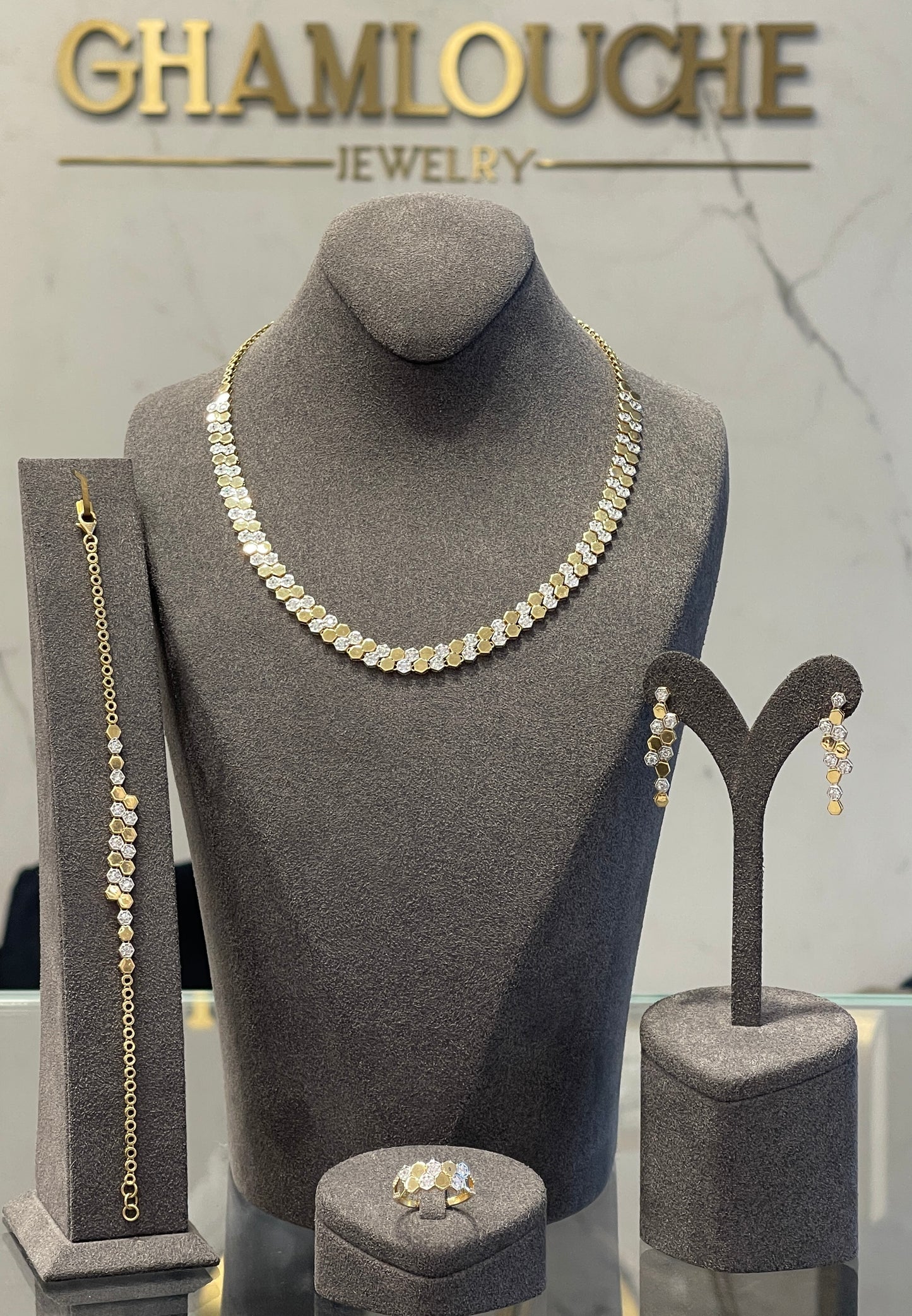18K Gold Honeycomb Pattern Set with Stones